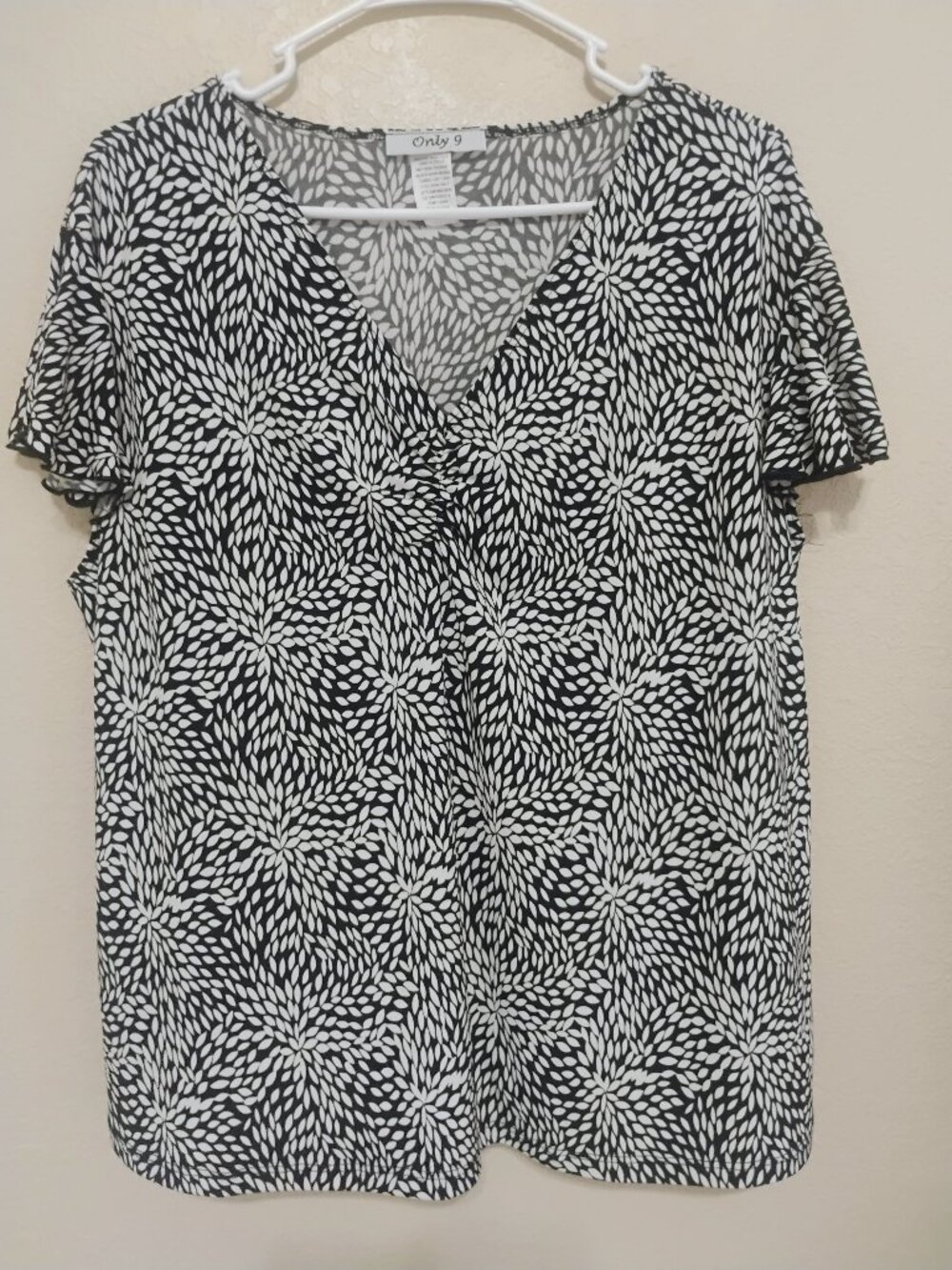 Only 9 2X Plus Black White Leaf Print V Neck Stretch Blouse